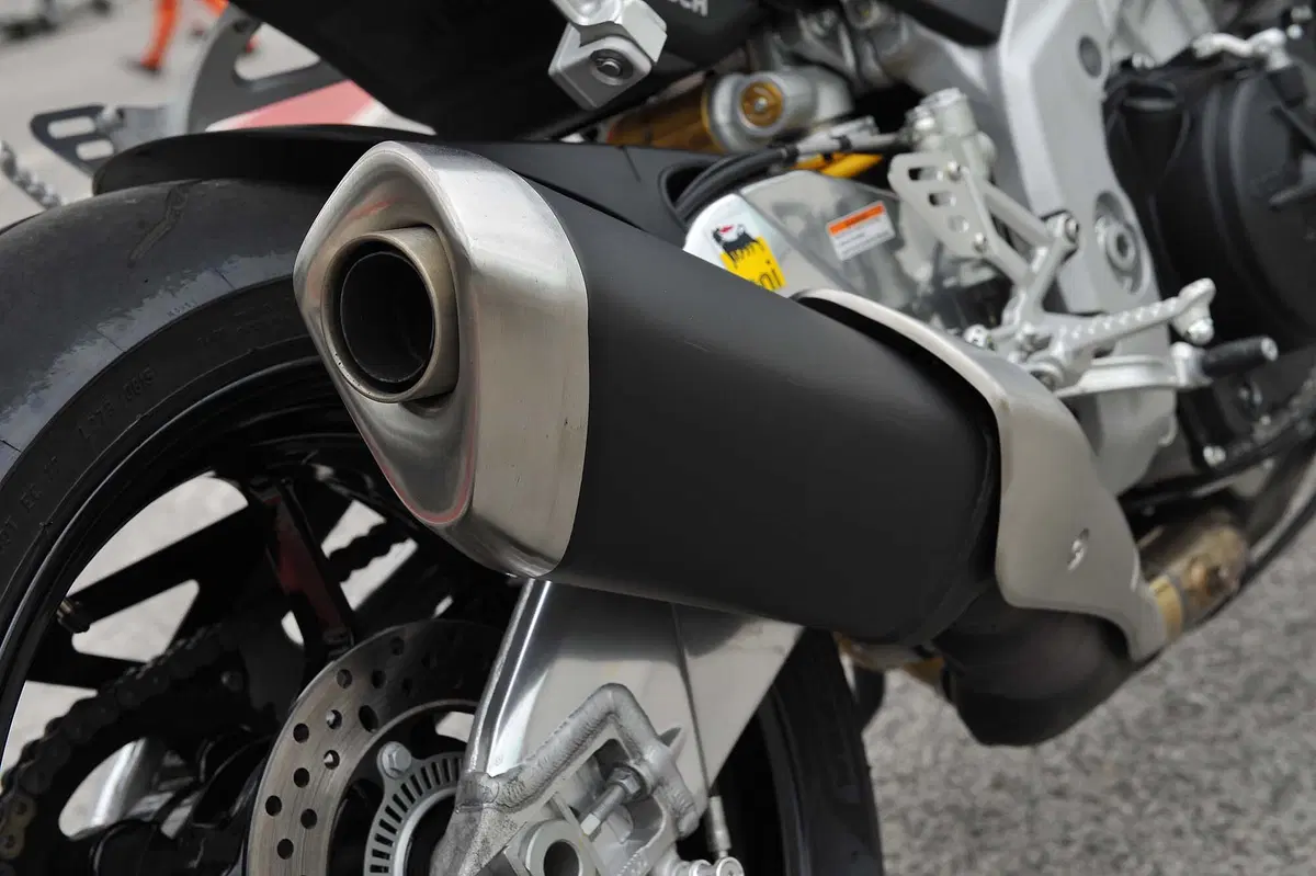 Aprilia Tuono V4 1100 RR / V4 1100 Factory (42)