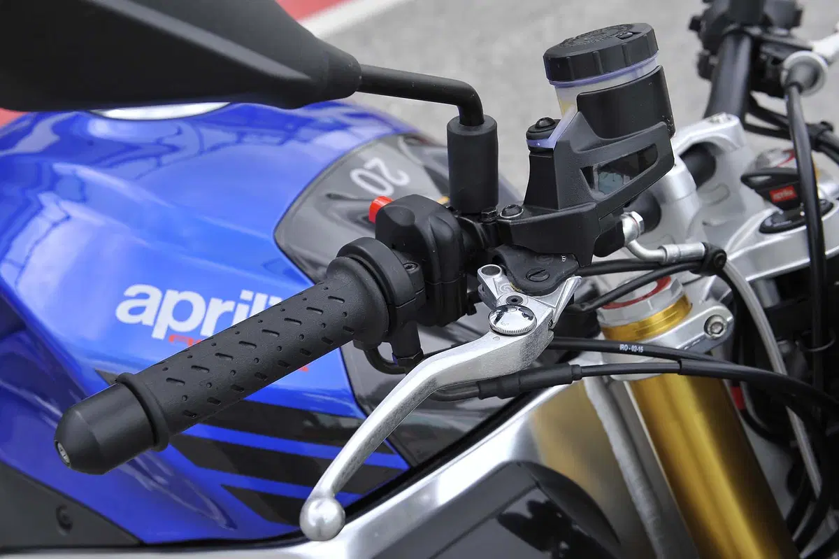 Aprilia Tuono V4 1100 RR / V4 1100 Factory (45)