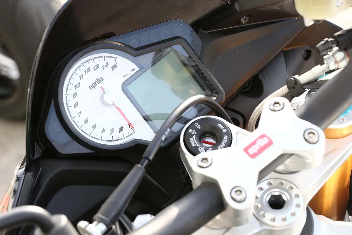 Aprilia Tuono V4 1100 RR / V4 1100 Factory (28)