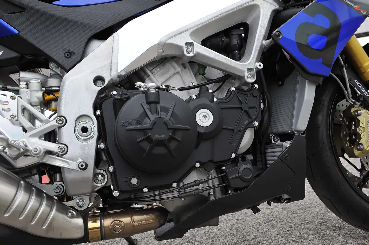 Aprilia Tuono V4 1100 RR / V4 1100 Factory (6)