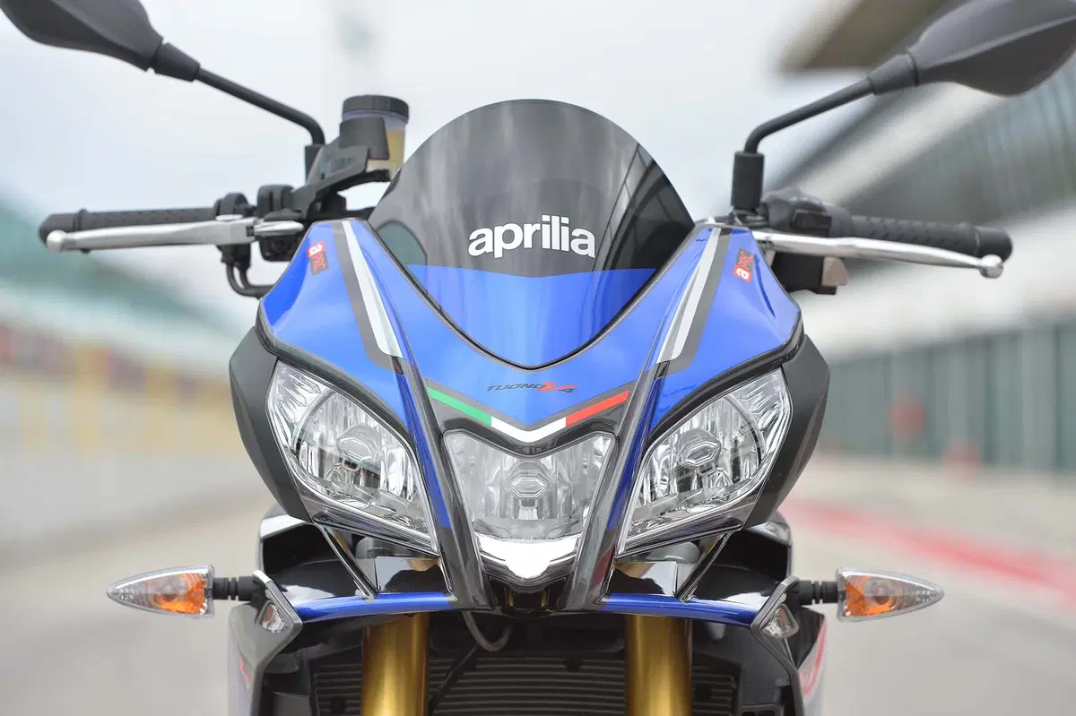 Aprilia Tuono V4 1100 RR / V4 1100 Factory (2)