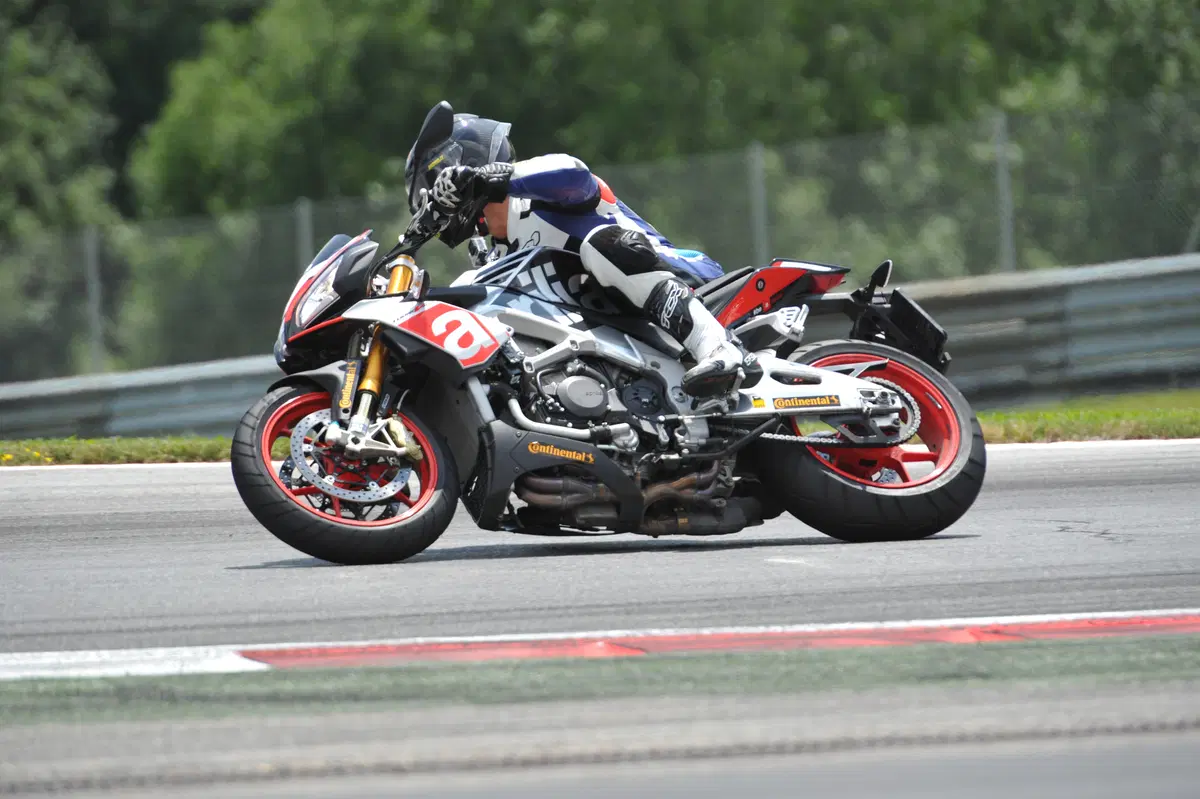 Aprilia Tuono V4 1100 RR / V4 1100 Factory (3)