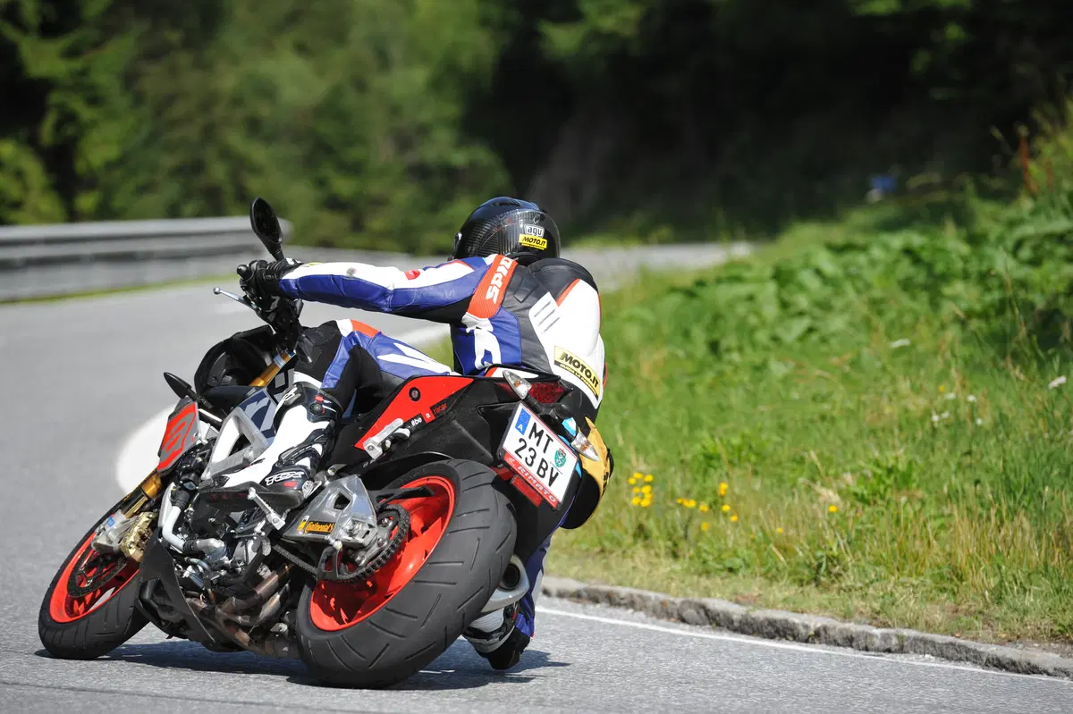 Aprilia Tuono V4 1100 RR / V4 1100 Factory (5)