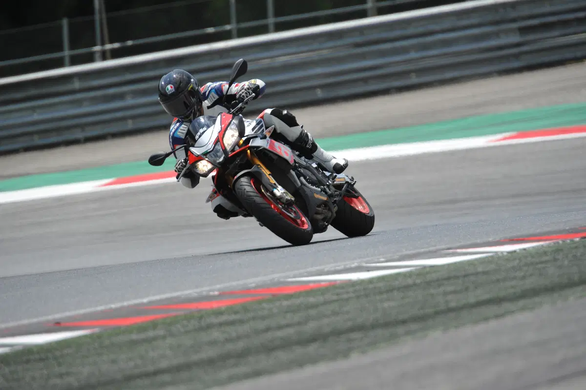 Aprilia Tuono V4 1100 RR / V4 1100 Factory (2)