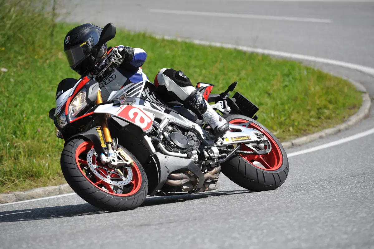 Aprilia Tuono V4 1100 RR / V4 1100 Factory (6)