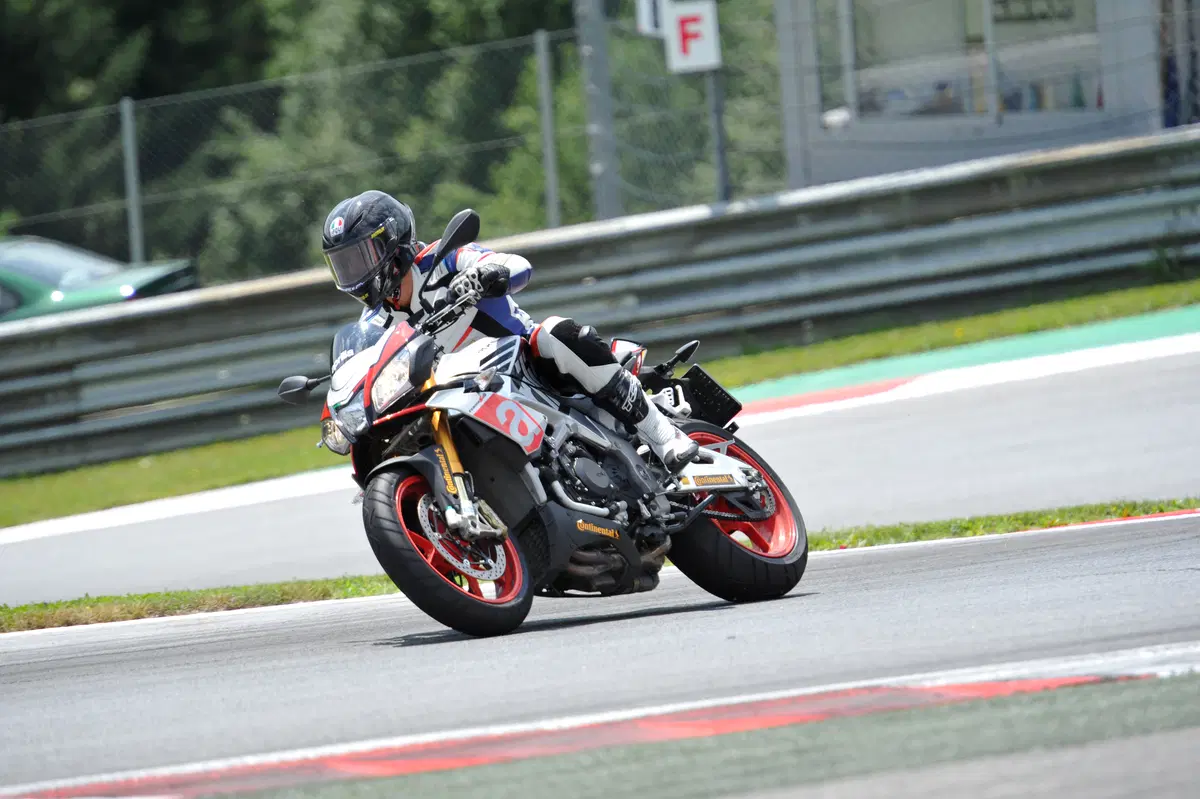 Aprilia Tuono V4 1100 RR / V4 1100 Factory (4)
