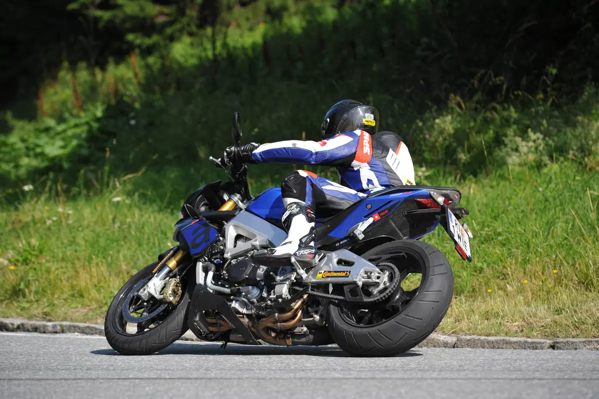 Aprilia Tuono V4 1100 RR / V4 1100 Factory (10)