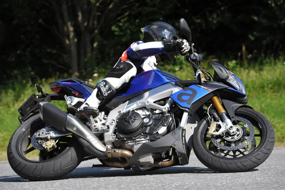 Aprilia Tuono V4 1100 RR / V4 1100 Factory (11)