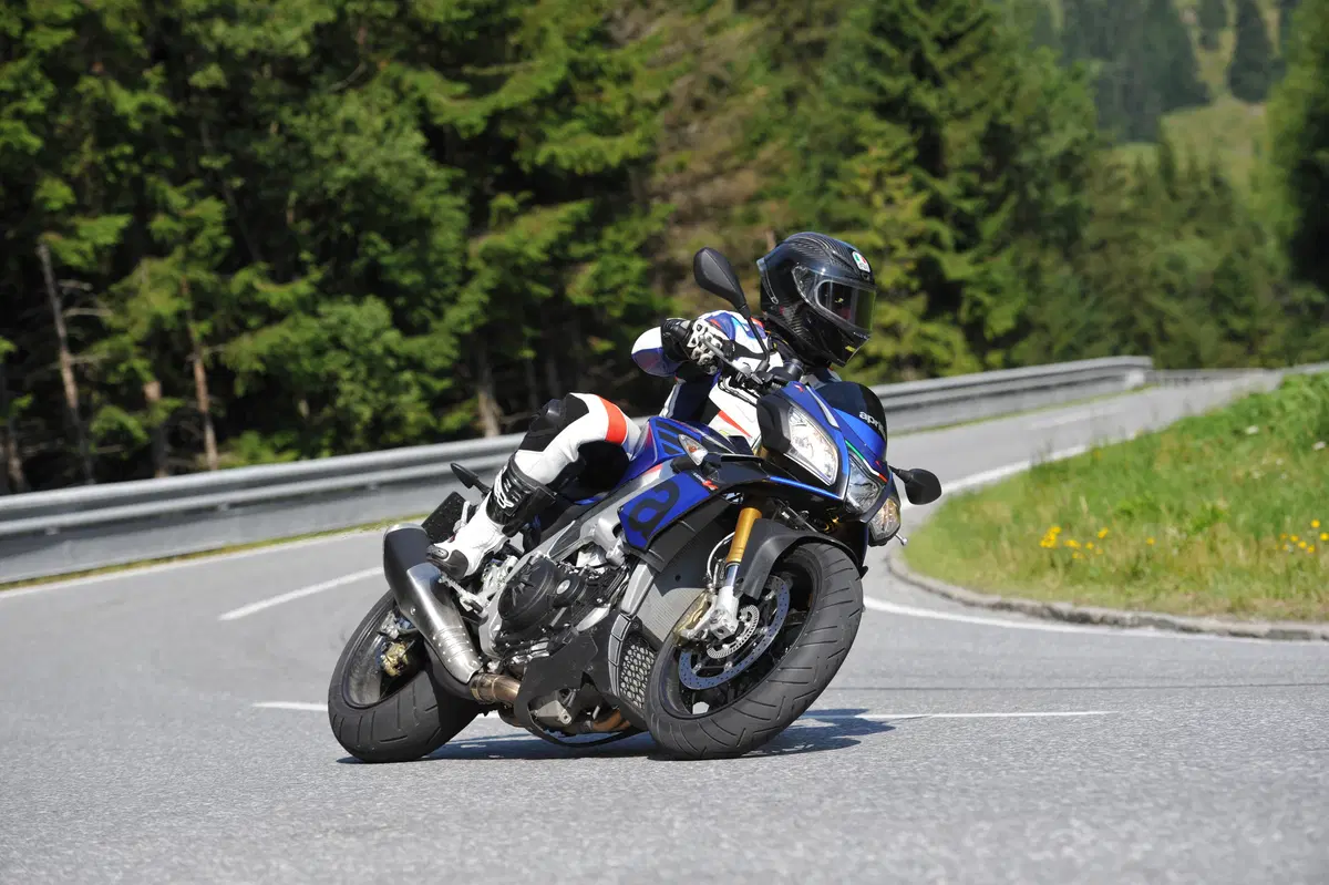 Aprilia Tuono V4 1100 RR / V4 1100 Factory (8)