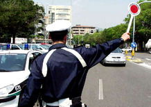 82 anni con il casco slacciato: denunciato