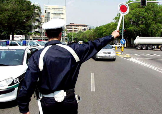 82 anni con il casco slacciato: denunciato