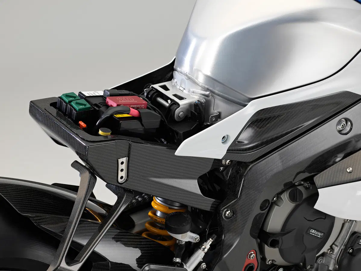 BMW HP4 Race - Potere al carbonio (5)