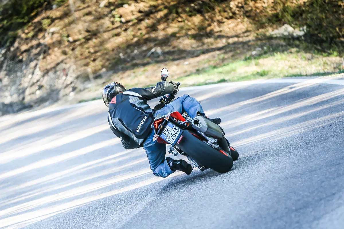 Aprilia Tuono V4 1100 Factory (2)