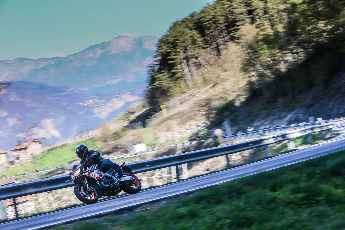 Aprilia Tuono V4 1100 Factory (8)