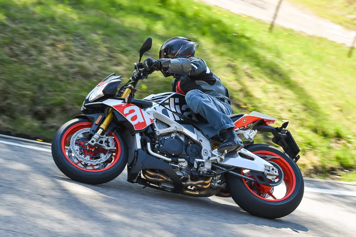 Aprilia Tuono V4 1100 Factory (7)