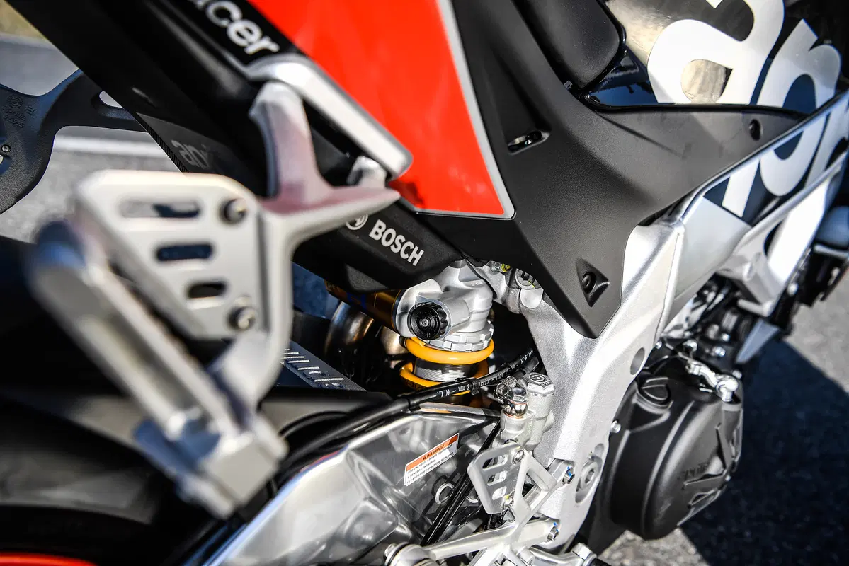 Aprilia Tuono V4 1100 Factory (2)