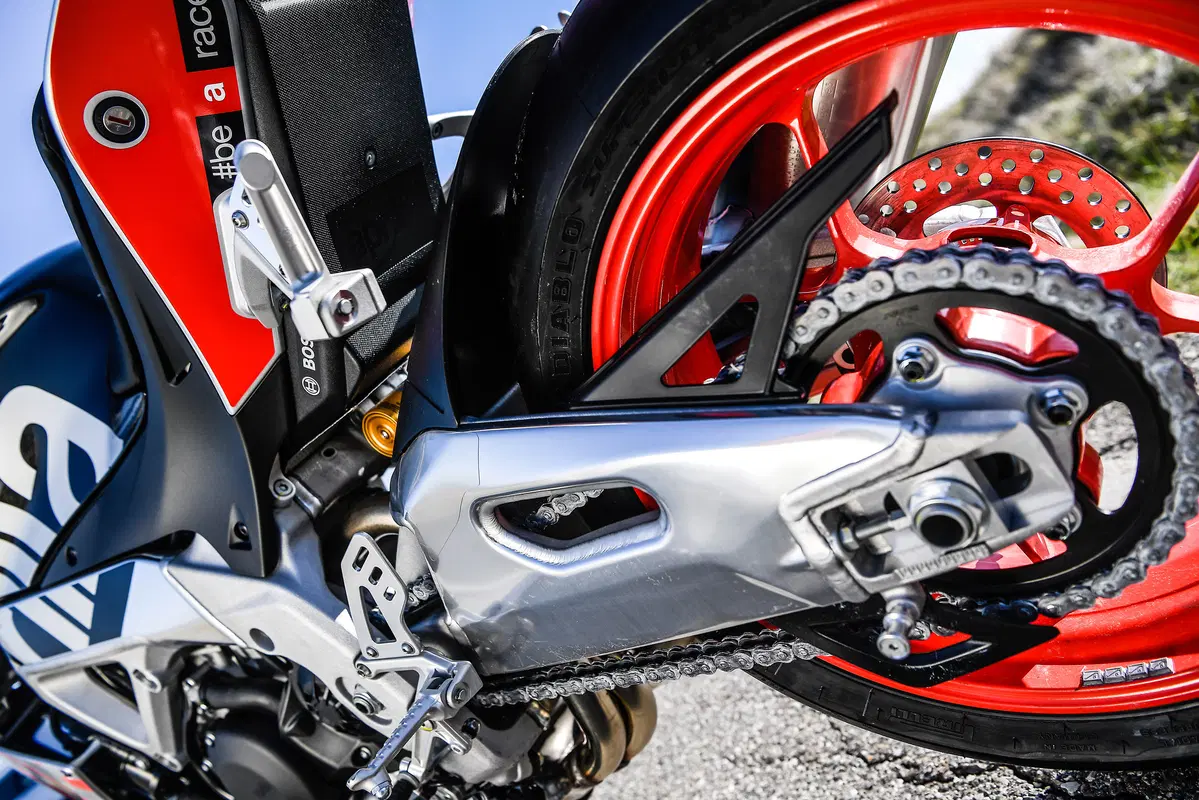 Aprilia Tuono V4 1100 Factory (3)