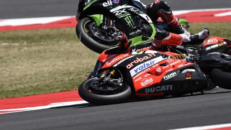 SBK. Frattura della vertebra L3 per Chaz  Davies