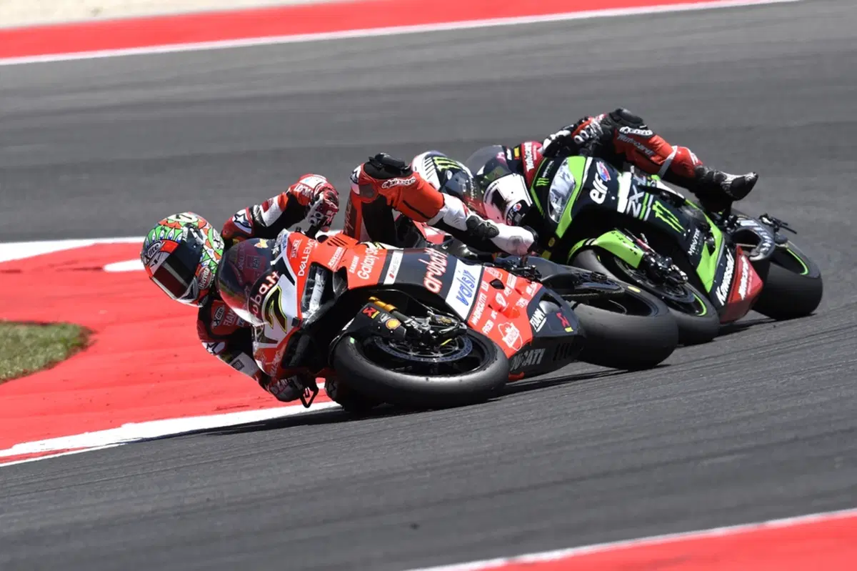 SBK. Frattura della vertebra L3 per Chaz  Davies