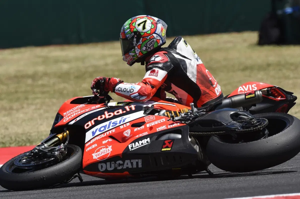 SBK. Frattura della vertebra L3 per Chaz  Davies (6)