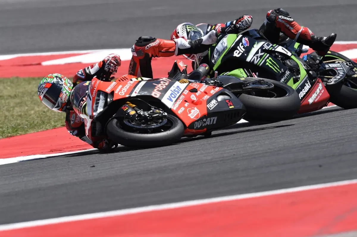 SBK. Frattura della vertebra L3 per Chaz  Davies (2)