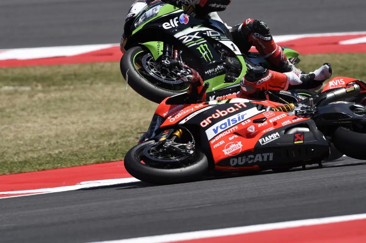 SBK. Frattura della vertebra L3 per Chaz  Davies (3)