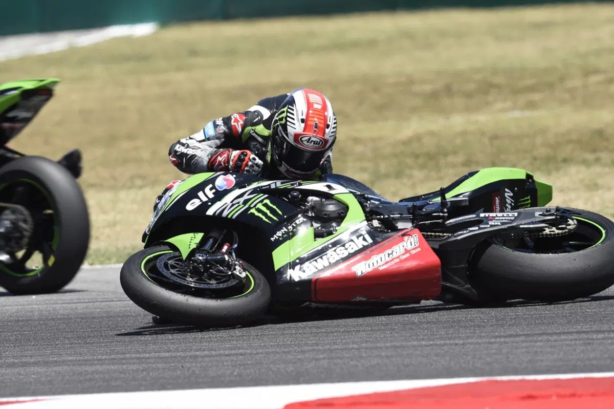 SBK. Frattura della vertebra L3 per Chaz  Davies (5)