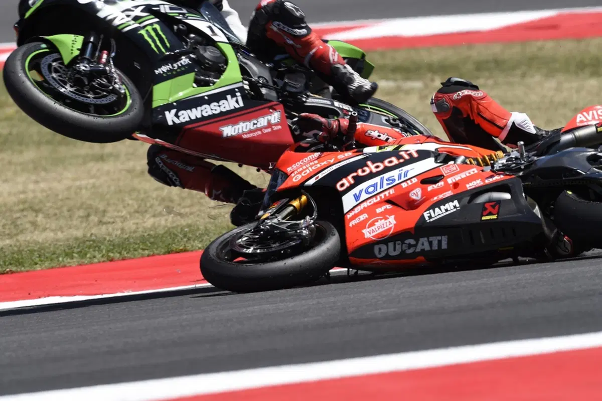 SBK. Frattura della vertebra L3 per Chaz  Davies (4)