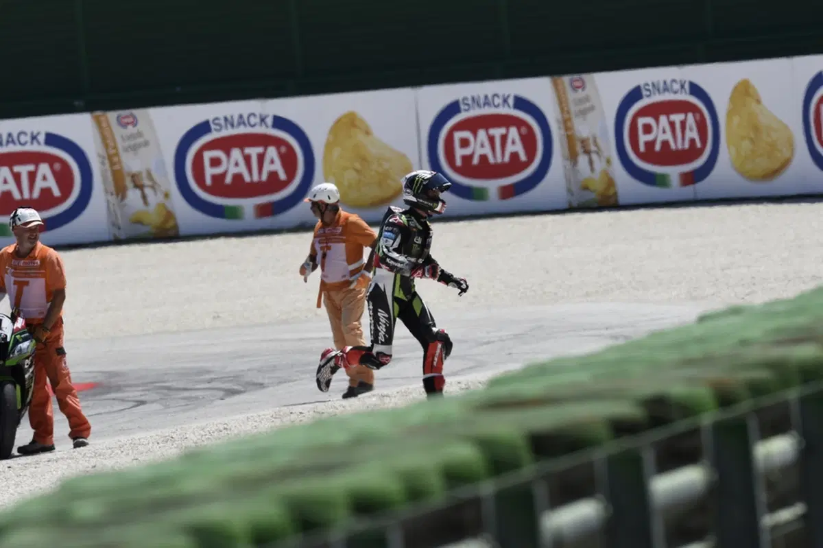SBK. Frattura della vertebra L3 per Chaz  Davies (8)