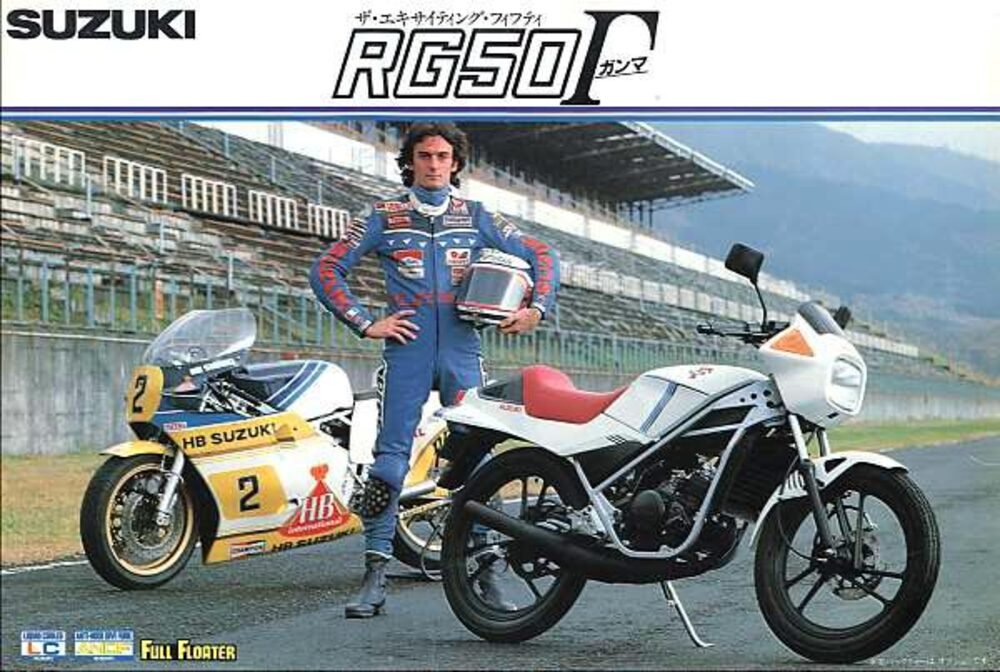 La prima Suzuki RG stradale era una &quot;naked&quot; da 50 cc, qui raffigurata davanti a Franco Uncini e la sua RG500 da GP