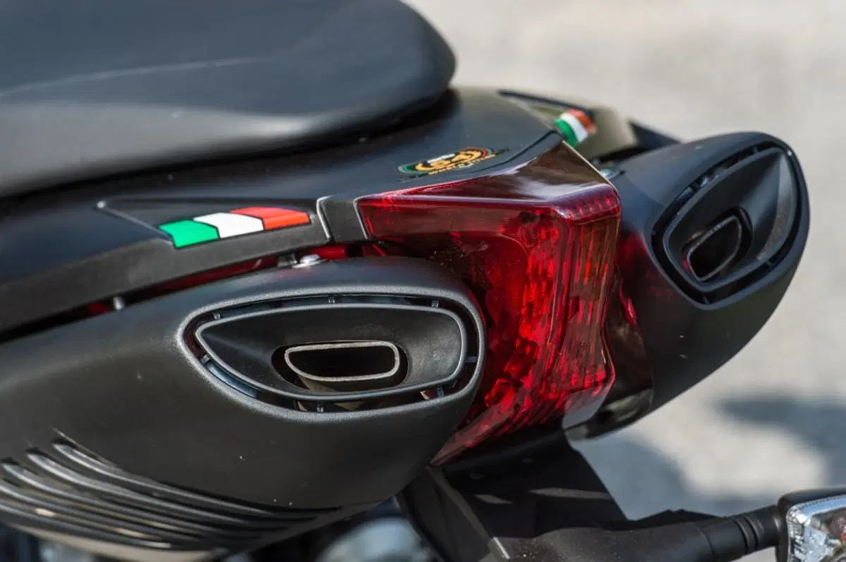 Aprilia Dorsoduro 900 (4)