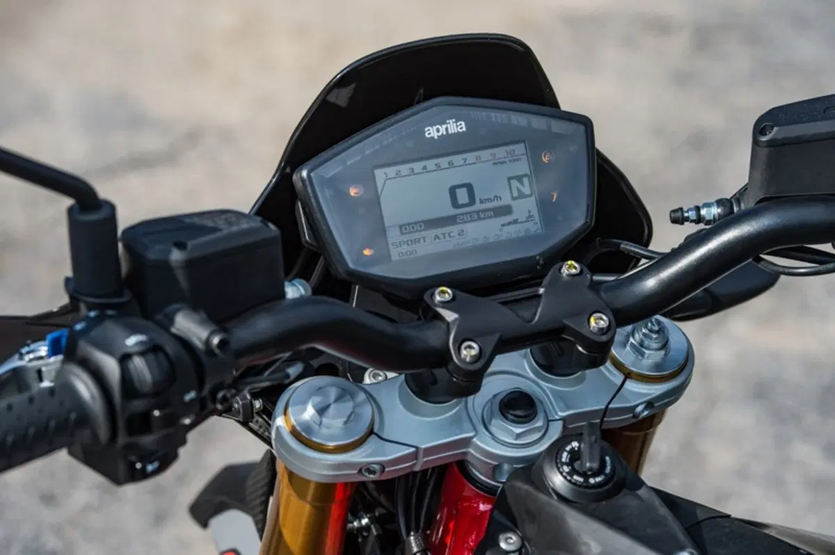 Aprilia Dorsoduro 900 (3)