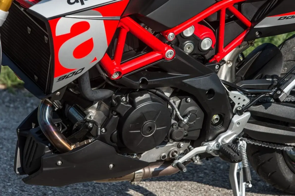 Aprilia Dorsoduro 900 (9)