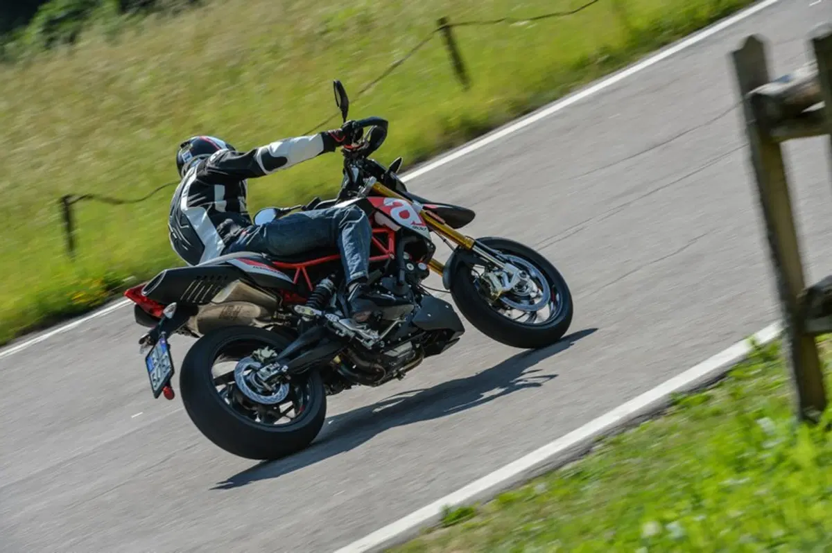 Aprilia Dorsoduro 900 (3)