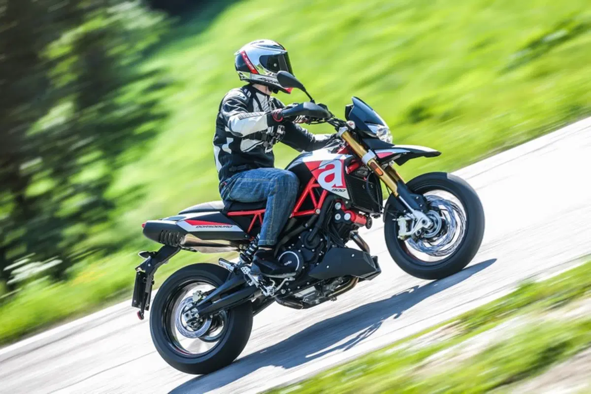 Aprilia Dorsoduro 900 (2)