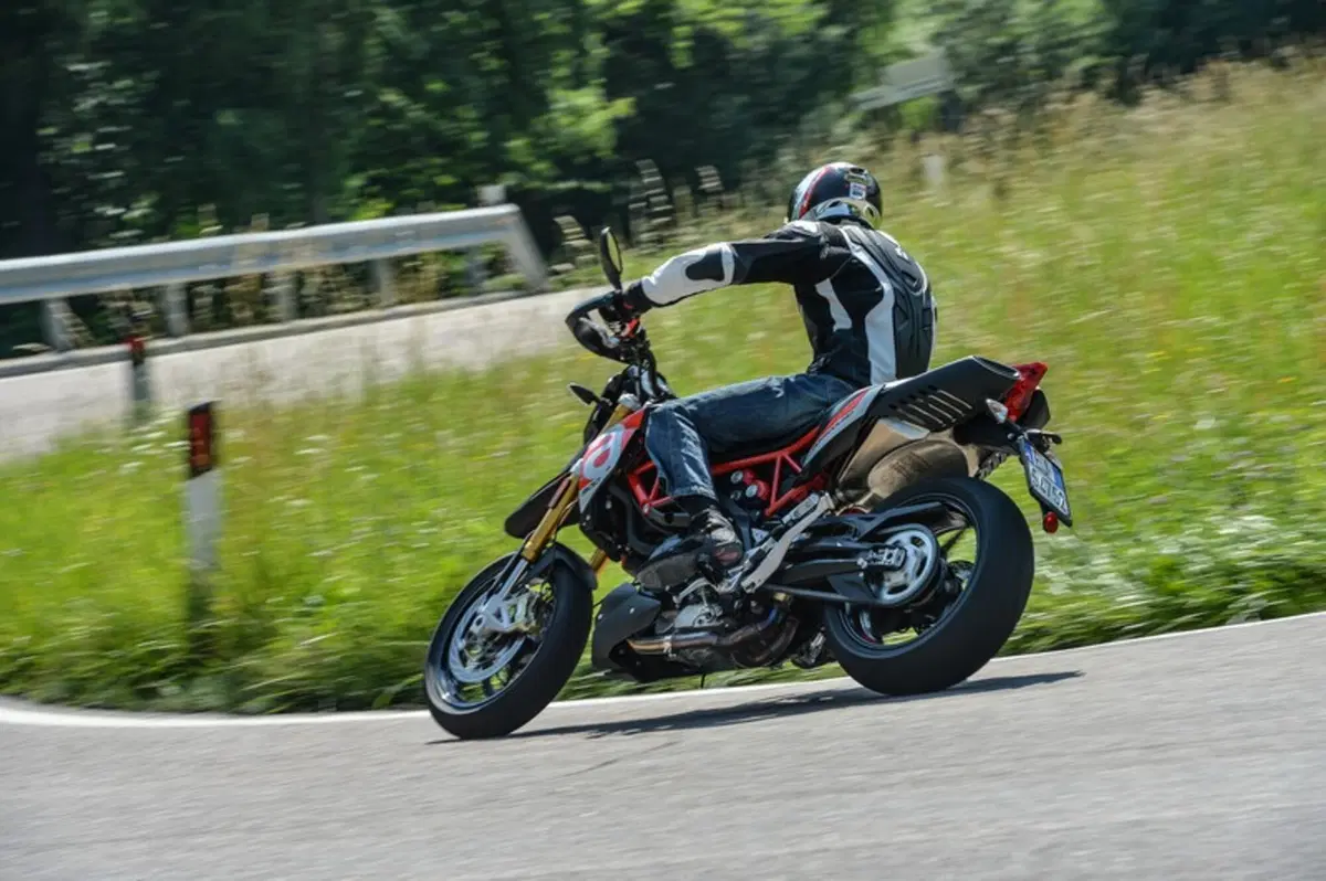 Aprilia Dorsoduro 900 (6)