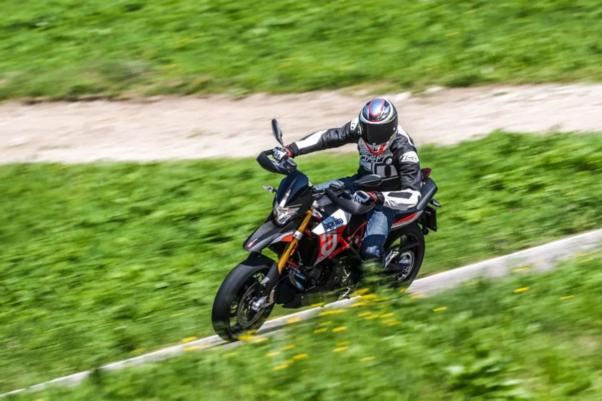 Aprilia Dorsoduro 900 (7)