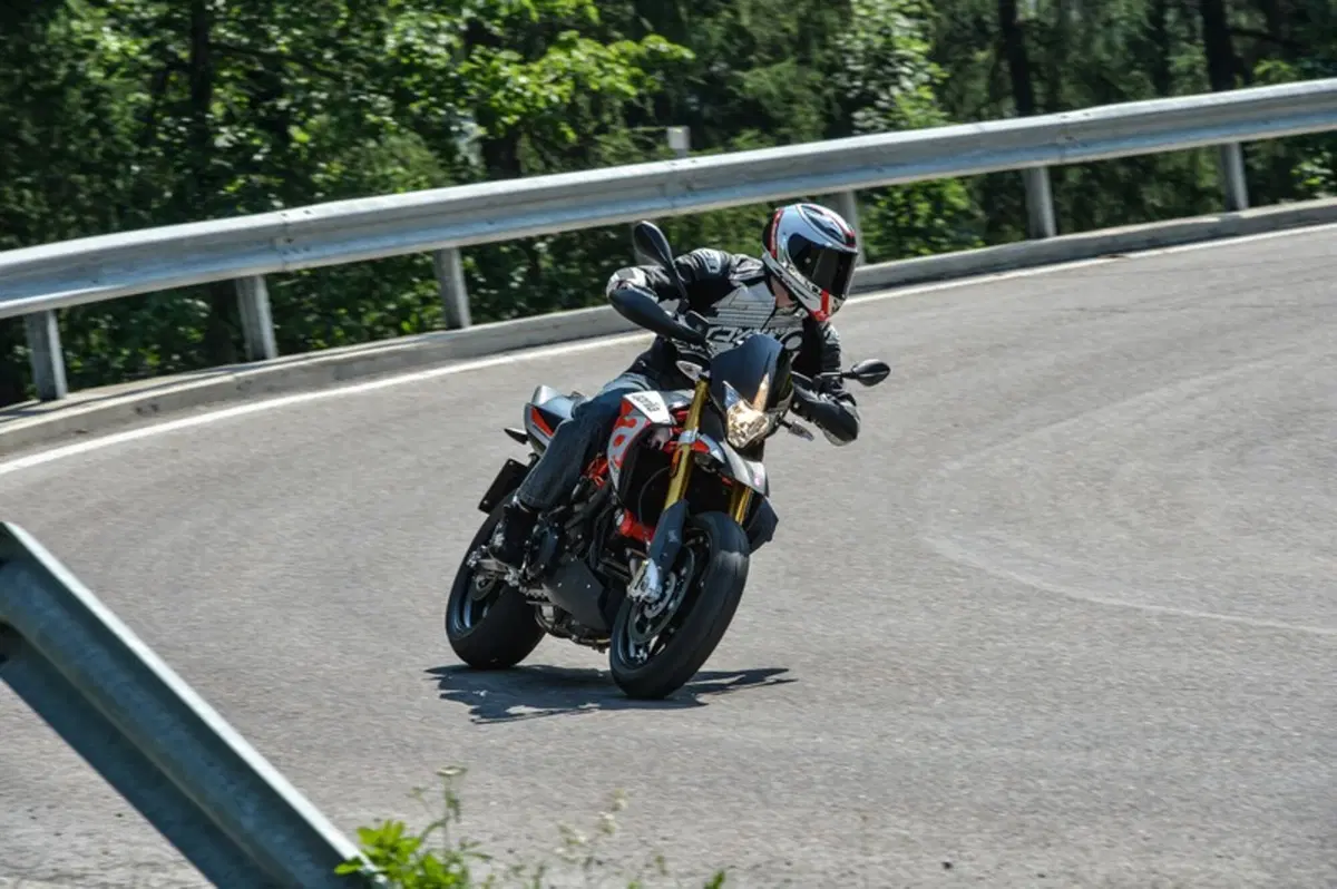 Aprilia Dorsoduro 900 (4)