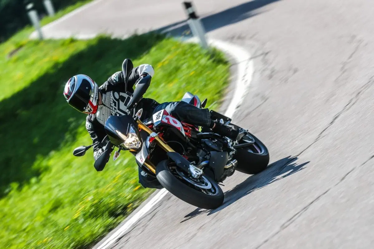 Aprilia Dorsoduro 900 (8)