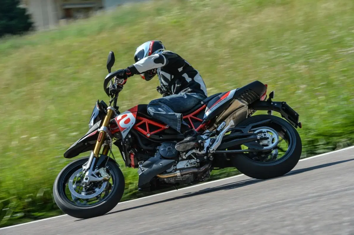Aprilia Dorsoduro 900 (9)
