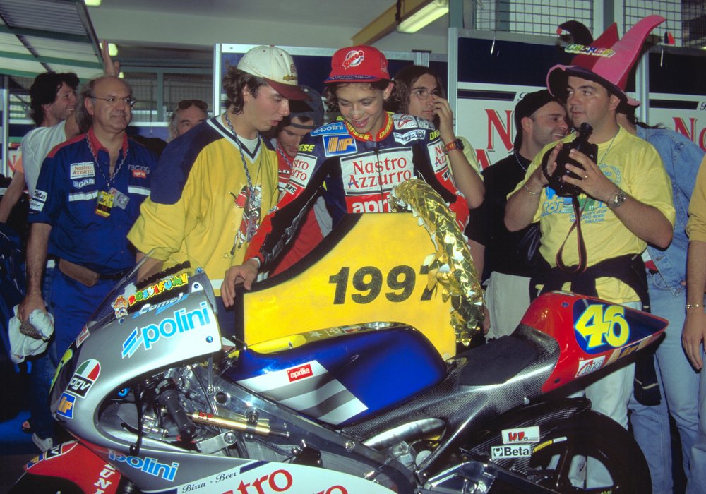 Valentino Rossi in occasione della vittoria del titolo 1997