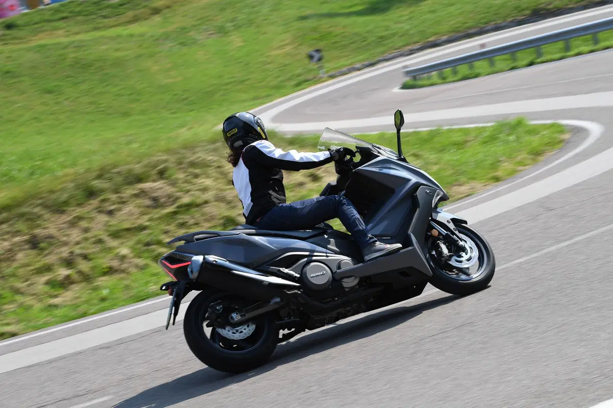 Kymco AK 550 (3)
