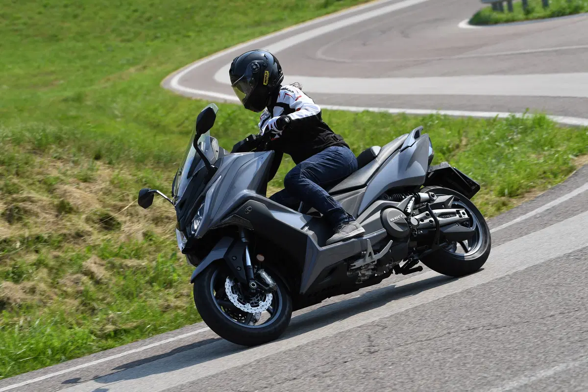 Kymco AK 550 (2)