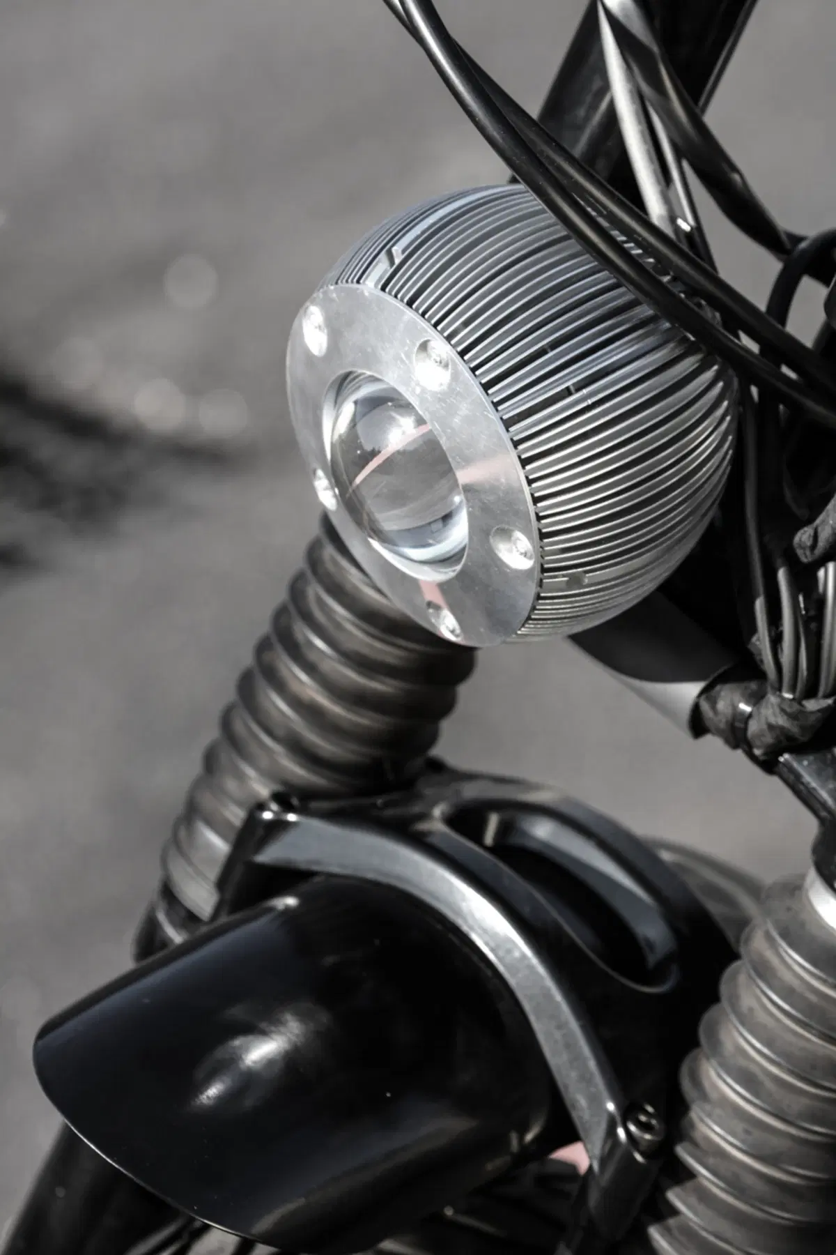 Tomoto, la Guzzi special di Tom Dixon e Stefano Venier