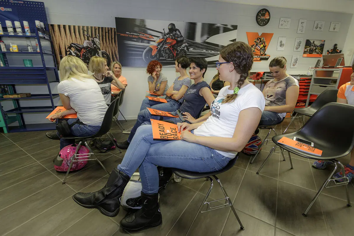 Tester per un giorno sulla KTM Duke 390: la prova delle lettrici!  (6)