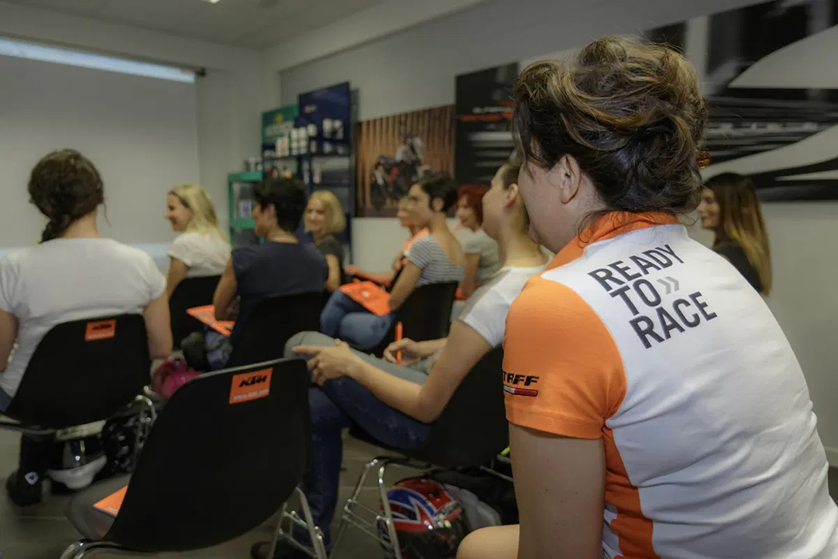 Tester per un giorno sulla KTM Duke 390: la prova delle lettrici!  (16)