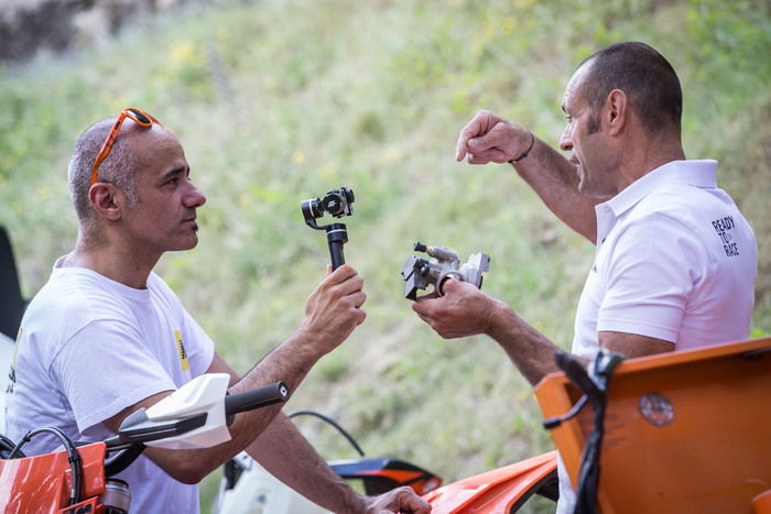 Arnaldo Nicoli ci mostra il corpo farfallato: al suo interno viene spruzzato l'olio