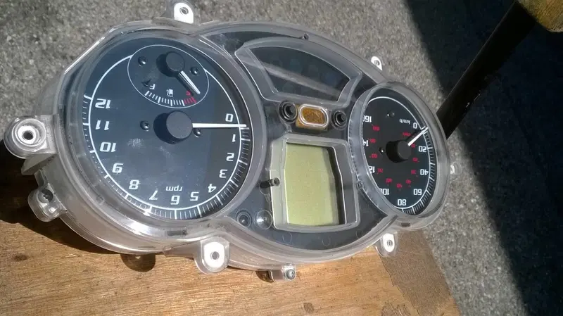 MP3 250 Strumentazione Piaggio (6)