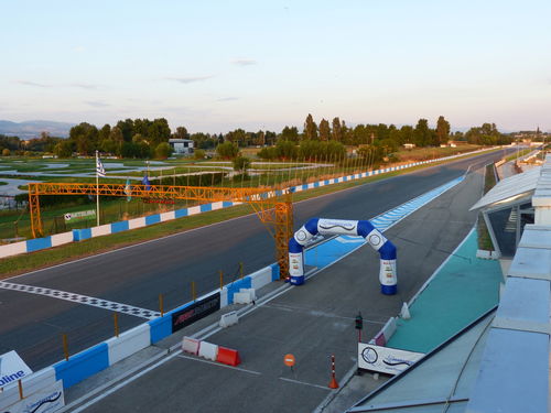 Il rettilineo del circuito di Serres al tramonto