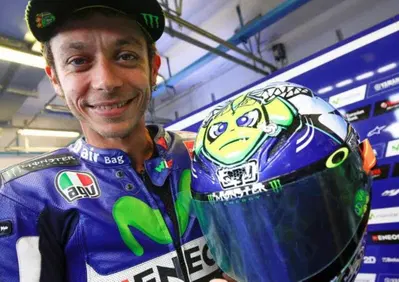 MotoGP 2015. Rossi braccato dagli squali nel casco speciale per Misano